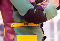 Mahtaako olla merkki liian ylhäällä vai kyynärpää liian alhaalla? Perälevyä ei vaan näy.