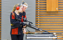 Nuoret neitoset Anni Huttunen ja Ida Heikkilä.