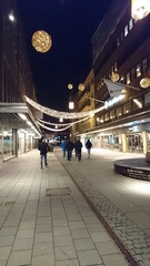 Iltaisin käytiin kaupungilla jouluvalojen loisteen saattelemana syömässä.