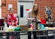 Ruokalan ahkerat apulaiset.