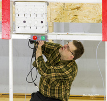 Onneksi löytyy omasta takaa sähkömiehiä. Mustanaamio jakoi kaapelit ja tässä Anssi kiinnittää rajakatkaisinta