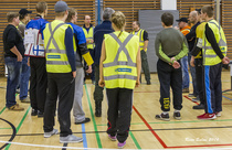 Toimitsijat puhuttelussa. 