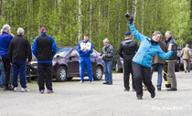 Taustalla valmistellaan palkintojen jakoa, etualalla on muuta ohjelmaa.