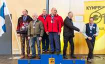 Y60 joukkueet: 1. JMS, 2. SaarA, 3. K-64. Ja kaikki palkitut eivät malttaneet olla kuvattavana jakkaralla. Erkkikään ei ehdi hätiin...kun se kuvaaja oli niin hidas.